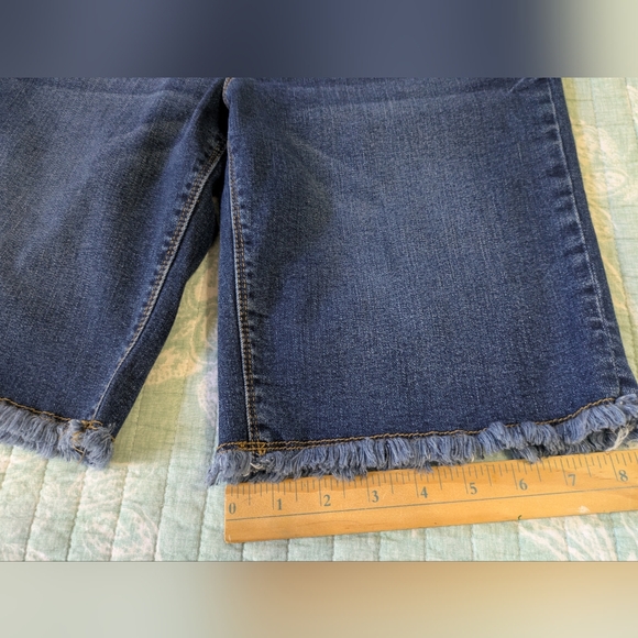 Max Jeans Frayed Hem Shorts. Size 8. - Picture 6 of 11